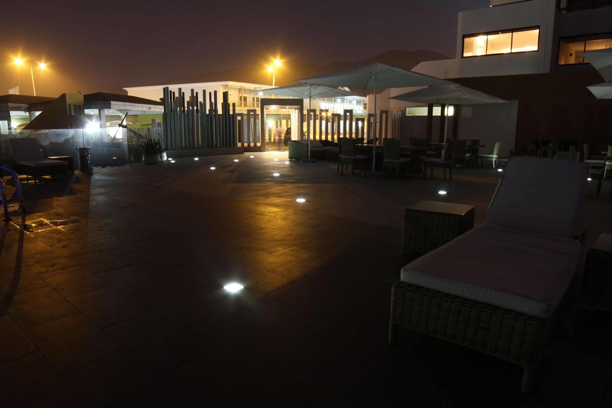 Hotel Gavina Costa Mar イキケ エクステリア 写真 The hotel's pool area at night